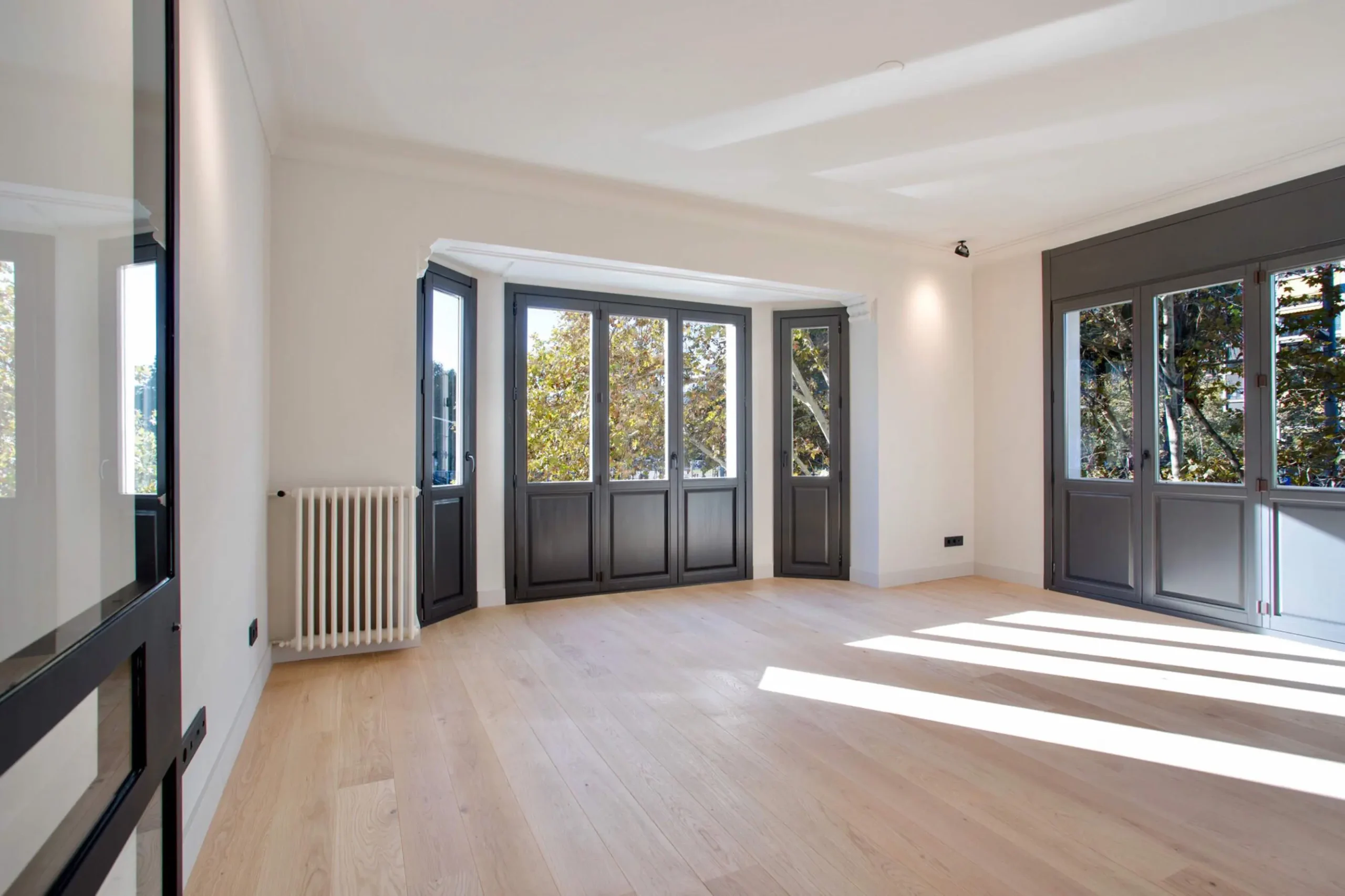 Balconera de madera maciza a medida en proyecto de Barcelona
